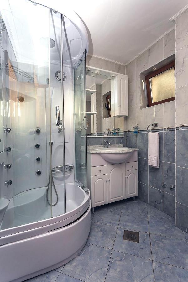 Villa M Dobra Voda Bilik gambar